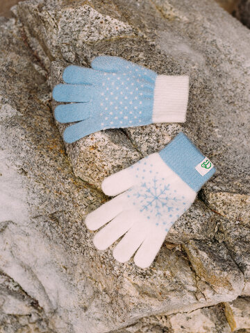 Lifestyle fotó Vidám kötött gyerek kesztyű Hóidő