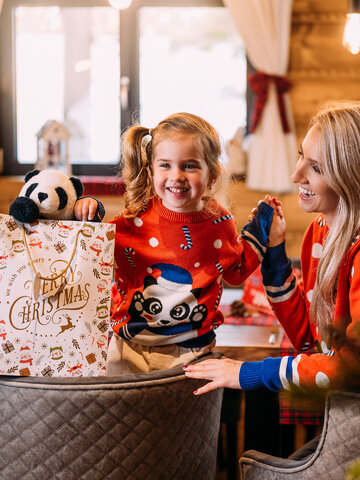 Lifestyle fotó Vidám téli gyerek pulcsi Játékos panda