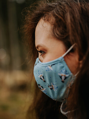 Pre dokonalý a originálny outfit Veselé antibakteriálne rúško Štastný tučniak - menšie