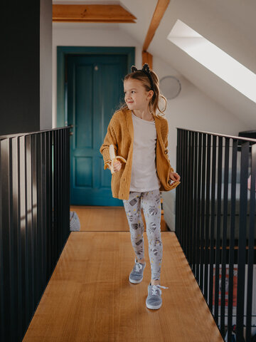 Lifestyle foto Veselé detské bavlnené legíny Medvedík čistotný