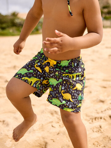 Lifestyle fotó Vidám fiú fürdőnadrág Dinoszauruszok