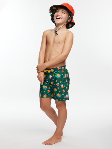 Lifestyle fotó Vidám fiú fürdőnadrág Strand hangulat