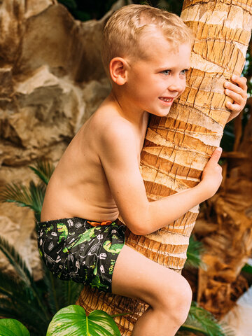 Lifestyle fotó Vidám fiú fürdőnadrág T-rex