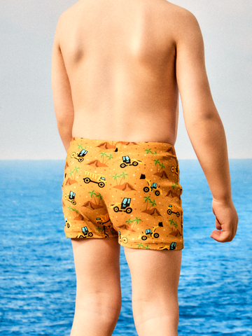 Pre dokonalý a originálny outfit Wesołe elastyczne spodenki kąpielowe dla dzieci Koparka na plaży