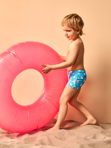 Potešte sa týmto kúskom Dedoles Весели детски еластични плувни шорти Чайка във ваканция