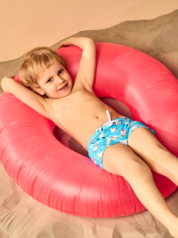 Lifestyle foto Весели детски еластични плувни шорти Чайка във ваканция