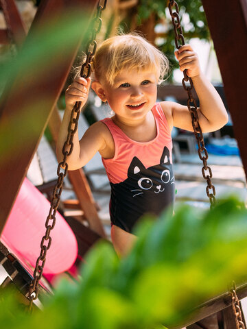 Hľadáte originálny a nezvyčajný darček? Obdarovaného zaručene prekvapí Veselé dievčenské plavky Čierne mačiatko