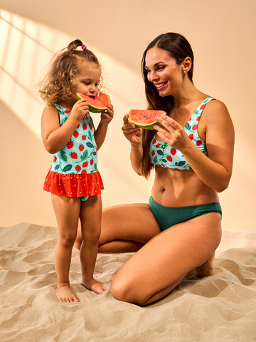 Lifestyle fotó Vidám lány fürdőruha Eprek