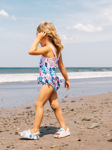 Lifestyle foto Costume da bagno Buonumore da bambina Foglie e farfalle