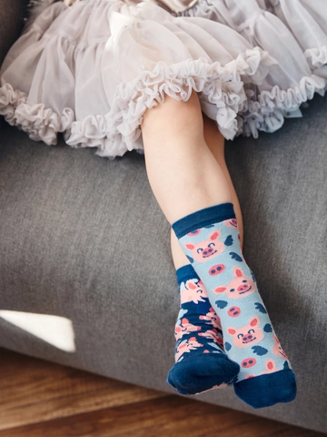 Výnimočný darček od Dedoles Veselé detské ponožky Lietajúce prasiatka