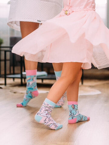 a tökéletes és egyedi ruházathoz Vidám gyerekzokni Szivárványos egyszarvú