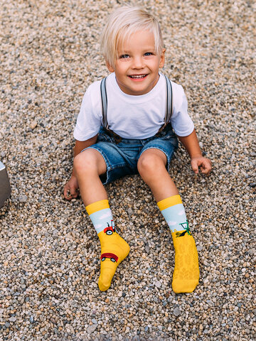 Hľadáte originálny a nezvyčajný darček? Obdarovaného zaručene prekvapí Весели детски чорапи Трактор