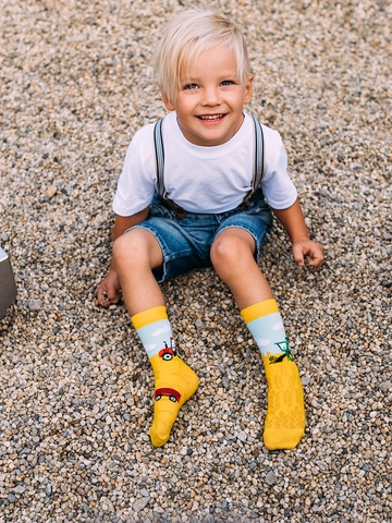 Hledáte originální a neobvyklý dárek? Obdarovaného zaručeně překvapí Veselé dětské ponožky Traktor