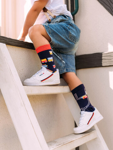 Lifestyle fotó Vidám gyerekzokni Vonatok