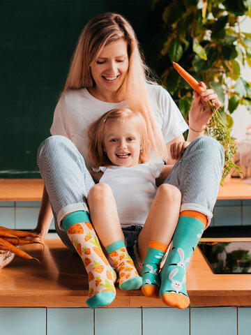 Eredeti és szokatlan ajándékot keres? a megajándékozottat garantáltan meglepi Vidám gyerekzokni Nyuszi és a répa