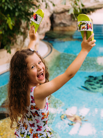 Výpredaj Veselé detské šľapky Farebné motýle