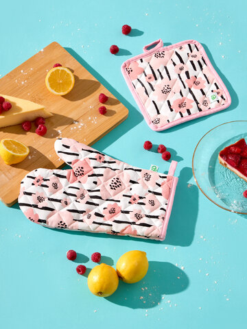 Looking for an original and unusual gift? The gifted person will surely surprise with Kitchen Set Pink Flowers