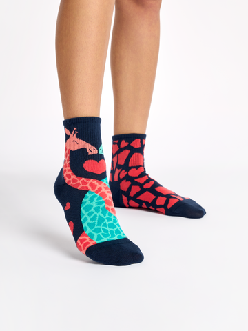 Suchen Sie ein originelles und außergewöhliches Geschenk? überrascht den Beschenkten sicher Lustige Crewsocken Giraffen bei einem Date