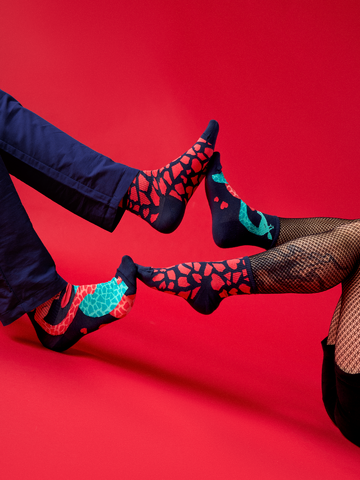 Bereiten Sie sich Freude mit diesem Dedoles-Stück Lustige Crewsocken Giraffen bei einem Date