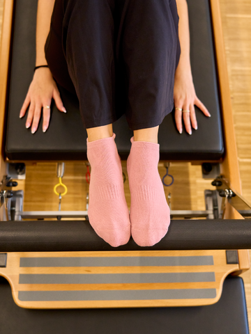 Zdjęcie lifestyle Skarpetki do pilatesu i jogi w kolorze brudnego różu