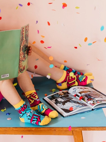 Hľadáte originálny a nezvyčajný darček? Obdarovaného zaručene prekvapí Veselé členkové ponožky Komiks