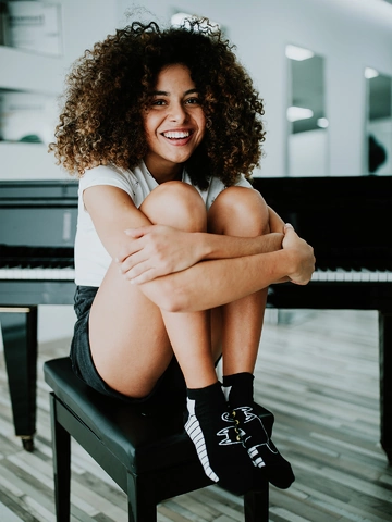 Hľadáte originálny a nezvyčajný darček? Obdarovaného zaručene prekvapí Živahne kratke nogavice Mačka za klavirjem