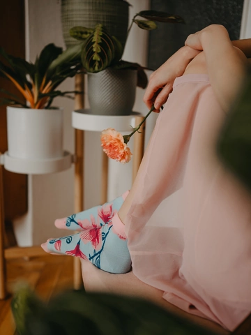 Hľadáte originálny a nezvyčajný darček? Obdarovaného zaručene prekvapí Veselé členkové ponožky Orchidea
