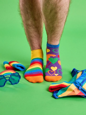 Hledáte originální a neobvyklý dárek? Obdarovaného zaručeně překvapí Veselé kotníkové ponožky Pestrobarevná láska
