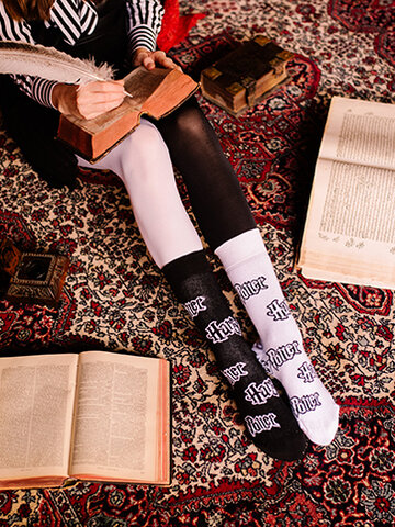 Looking for an original and unusual gift? The gifted person will surely surprise with Harry Potter Regular Socks ™ Black and White