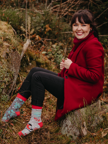 a tökéletes és egyedi ruházathoz Vidám meleg zokni Piros kismadár