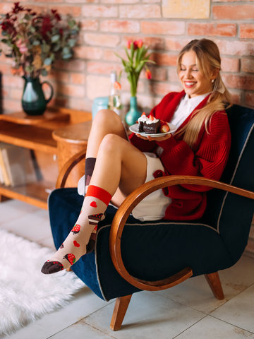 Tip na darček Veselé ponožky Čokoládovo-jahodová torta