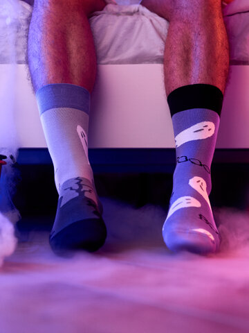 Potešte sa týmto kúskom Dedoles Veselé ponožky Duchovia na cintoríne