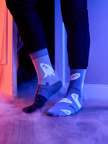 Lifestyle foto Veselé ponožky Duchovia na cintoríne