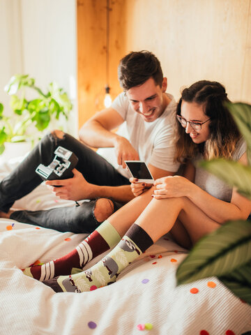 a tökéletes és egyedi ruházathoz Vidám zokni Lajhár