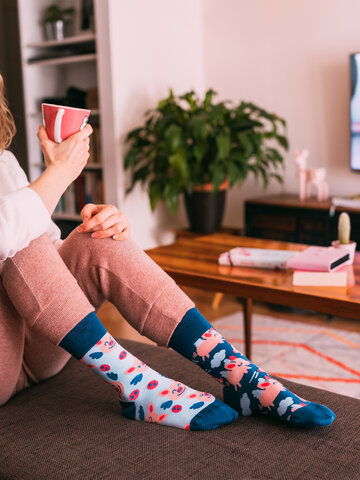 Szerezzen magának örömet ezzel a Dedoles darabbal Vidám zokni Repülő malackák