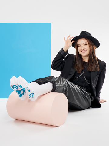 Looking for an original and unusual gift? The gifted person will surely surprise with Regular Socks Pastel Flowers