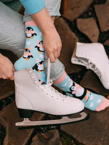 Výnimočný darček od Dedoles Vesele čarape Pingvin na klizaljkama