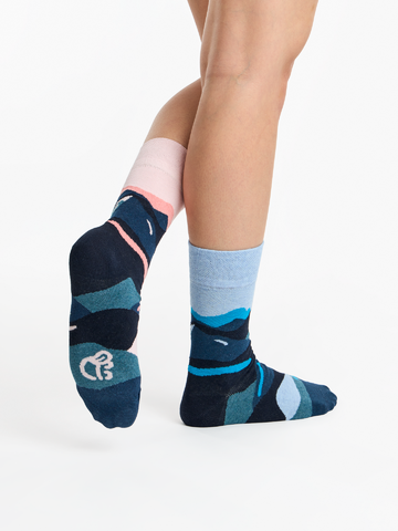 Výnimočný darček od Dedoles Весели чорапи от рециклиран памук Планини и слънце