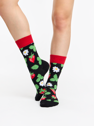 Hľadáte originálny a nezvyčajný darček? Obdarovaného zaručene prekvapí Veselé ponožky z recyklovanej bavlny Jahodová záhrada