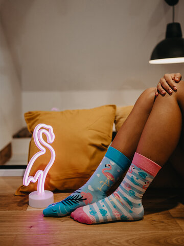 a tökéletes és egyedi ruházathoz Vidám zokni Szerelmes flamingók