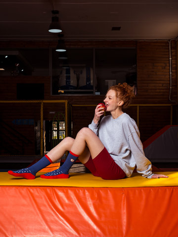 Hľadáte originálny a nezvyčajný darček? Obdarovaného zaručene prekvapí Veselé športové ponožky Jablko s posypom