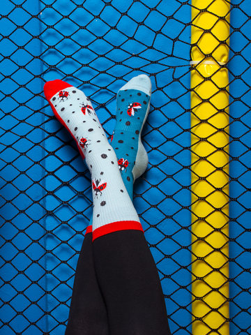 Tip na darček Meias desportivas alegres Joaninhas e Bolas