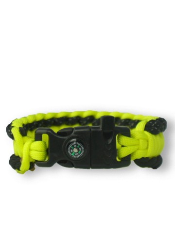 Lifestyle fotó Sárga paracord karkötő Salvadora tűzkővel, iránytűvel, síppal, reflexcorddal és firecorddal