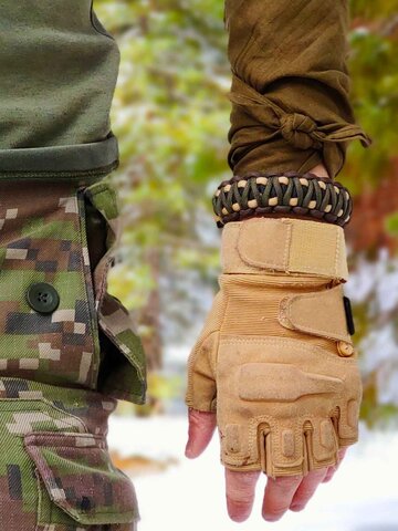 Szerezzen magának örömet ezzel a Dedoles darabbal Paracord túlélési karkötő kanóccal, iránytűvel és síppal