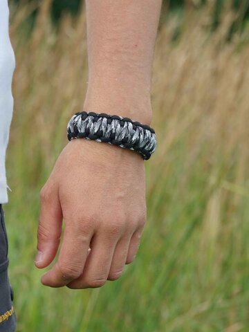 Potešte sa týmto kúskom Dedoles Čierno-biely paracord náramok s nastaviteľným zapínaním Metro