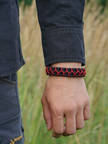 Lifestyle foto Paramicord survival náramok Kobra X čierno červený