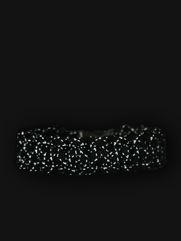 Lifestyle fotó Fényvisszaverő paracord karkötő Kobra Night