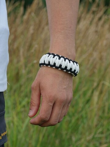 Eredeti és szokatlan ajándékot keres? a megajándékozottat garantáltan meglepi Paracord karkötő-fehér-fekete túlélési