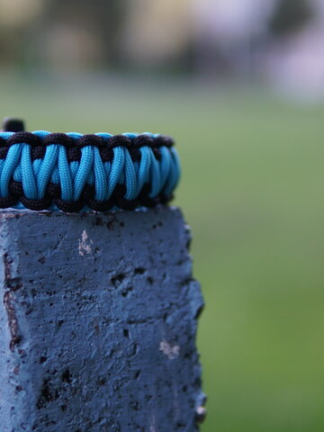 Výpredaj Modro-čierny paracord náramok s kresadlom, kompasom a píšťalkou