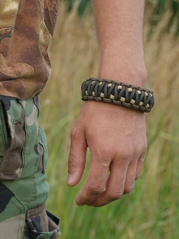 Szerezzen magának örömet ezzel a Dedoles darabbal Paracord karkötő-fehér- 97 modell, állítható pánttal